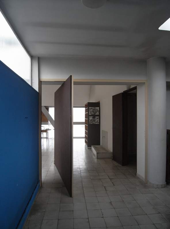 appartement Le Corbusier, vue de la porte séparant l'atelier de l'entrée.