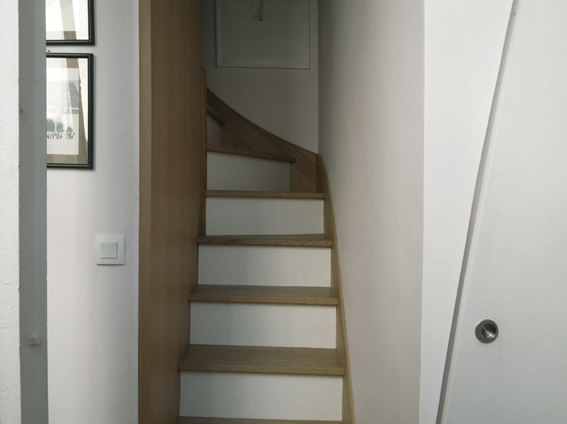 escalier menant à la chambre d'appoint